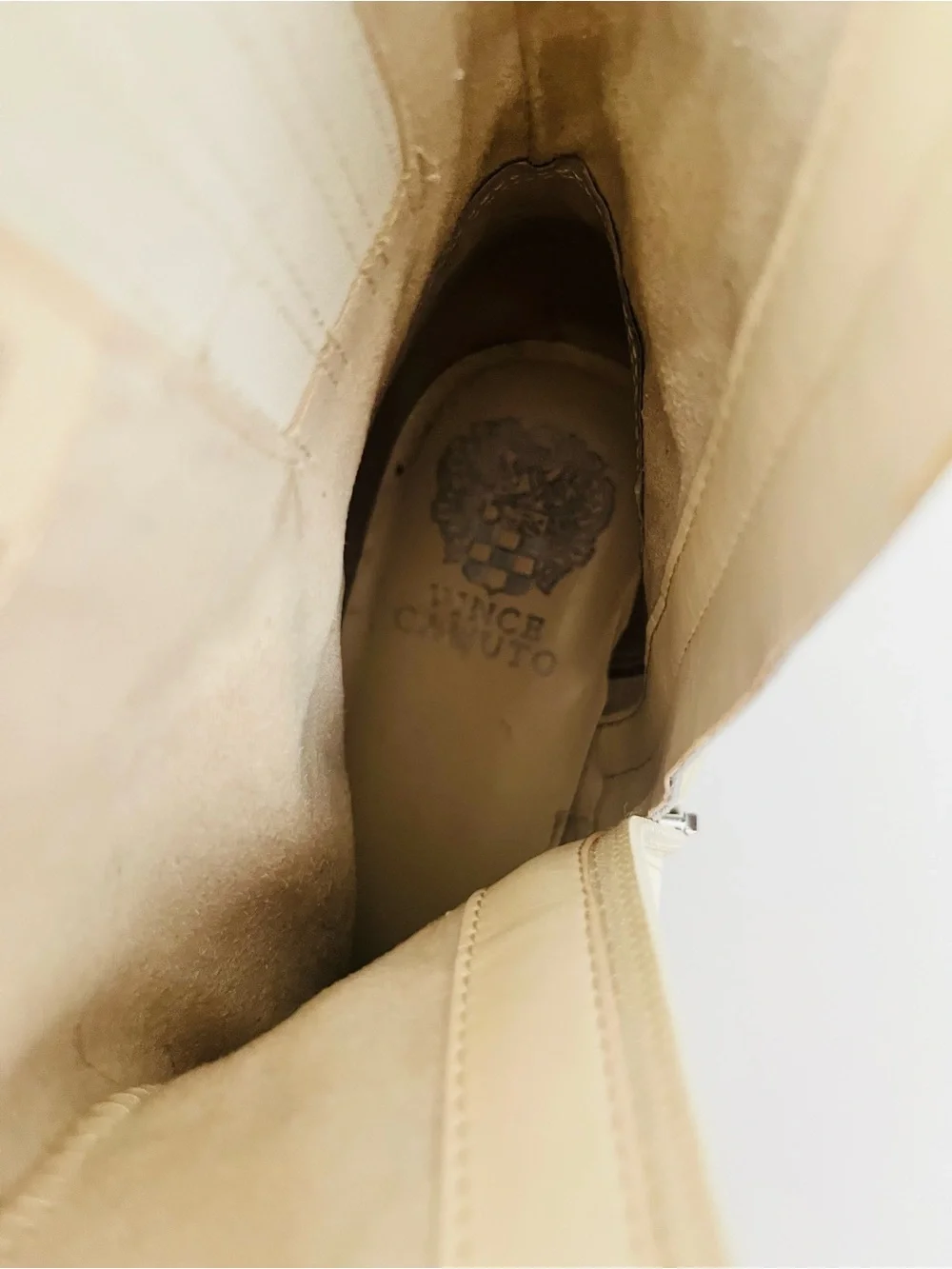 Vince Camuto Neframes Cream Leather Lug Sole Ankle Chelsea Boots  Size 8.5